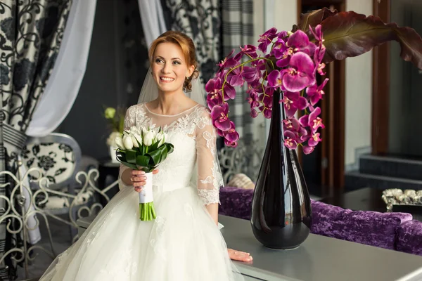 Bride with bouquet in luxury interior — Stock Photo, Image