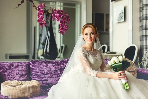 Bride with bouquet in luxury interior — Stock Photo, Image