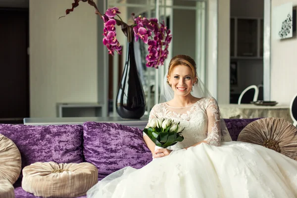 Bride with bouquet in luxury interior — Stock Photo, Image