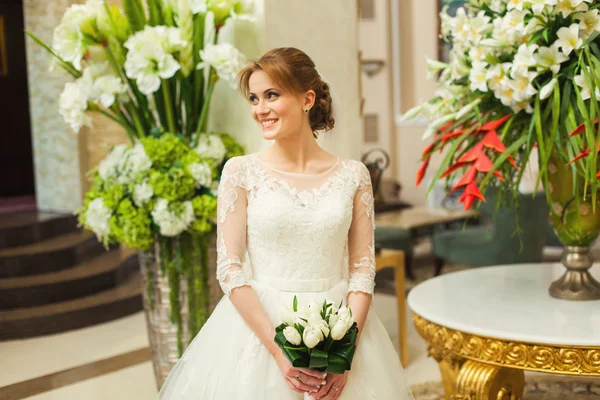 Bride with bouquet in luxury interior — Stock Photo, Image