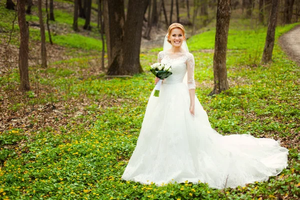 Sposa in sorprendente foresta autunnale — Foto Stock