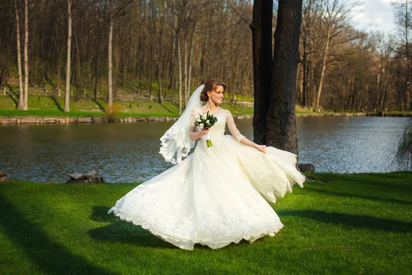 Bride in amazing autumn forest — Stock Photo, Image