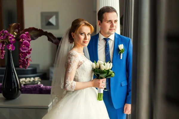 Bride and groom in luxury interior — Stock Photo, Image