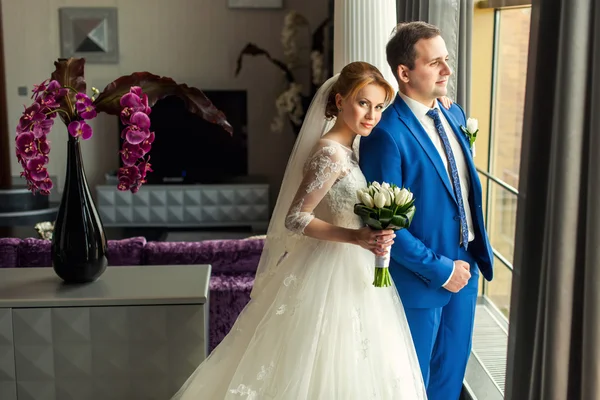 Noiva e noivo em interior de luxo — Fotografia de Stock