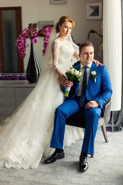 Bride and groom in luxury interior — Stock Photo, Image