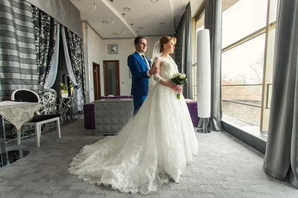 Bride and groom in luxury interior — Stock Photo, Image