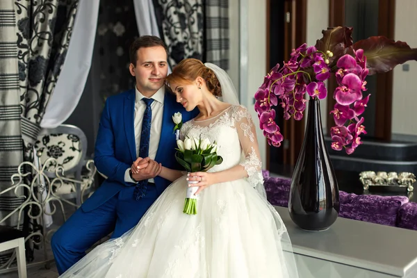 Bride and groom in luxury interior — Stock Photo, Image