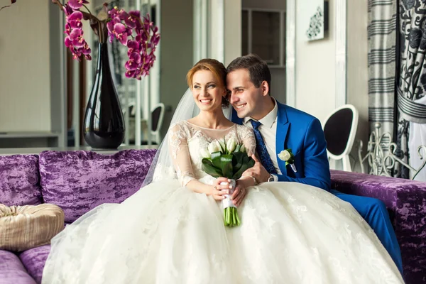 Bride and groom in luxury interior — Stock Photo, Image