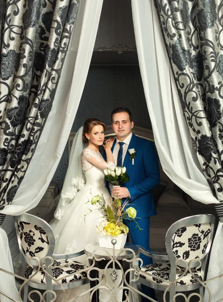 Bride and groom in luxury interior — Stock Photo, Image