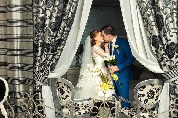 Bride and groom in luxury interior — Stock Photo, Image