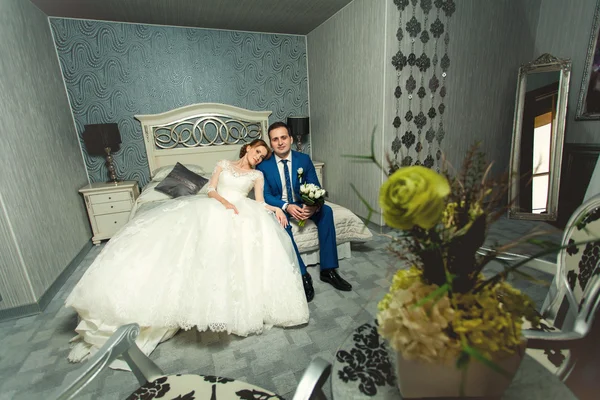 Bride and groom in luxury interior — Stock Photo, Image