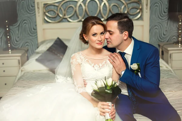 Bride and groom in luxury interior — Stock Photo, Image