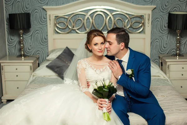 Bride and groom in luxury interior — Stock Photo, Image