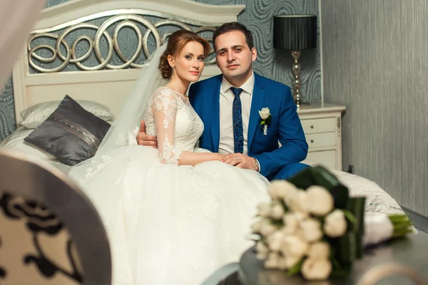 Bride and groom in luxury interior — Stock Photo, Image
