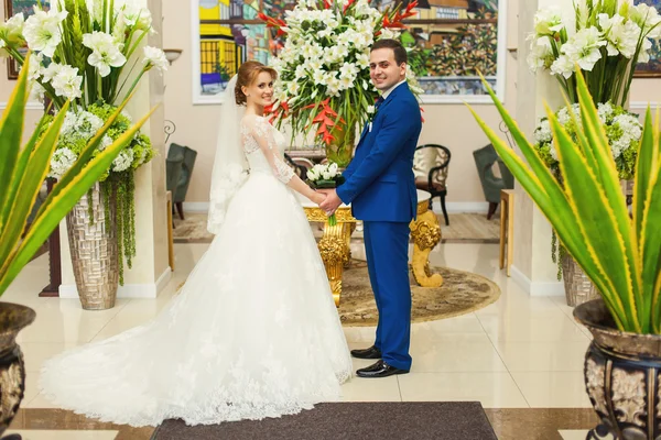 Noiva e noivo em interior de luxo — Fotografia de Stock