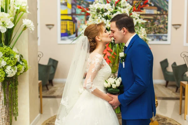 Bride and groom in luxury interior — Stock Photo, Image