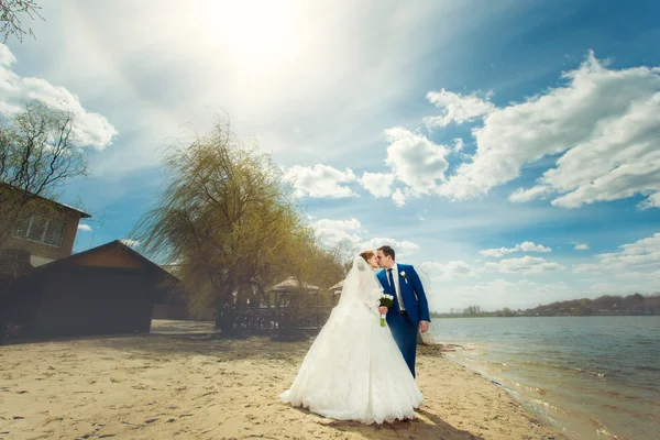 Noiva e noivo perto do rio — Fotografia de Stock