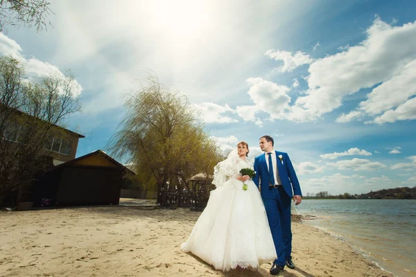 Mariée et marié près de la rivière — Photo