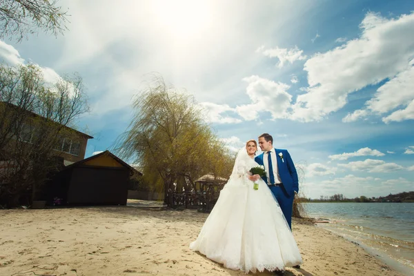 Noiva e noivo perto do rio — Fotografia de Stock
