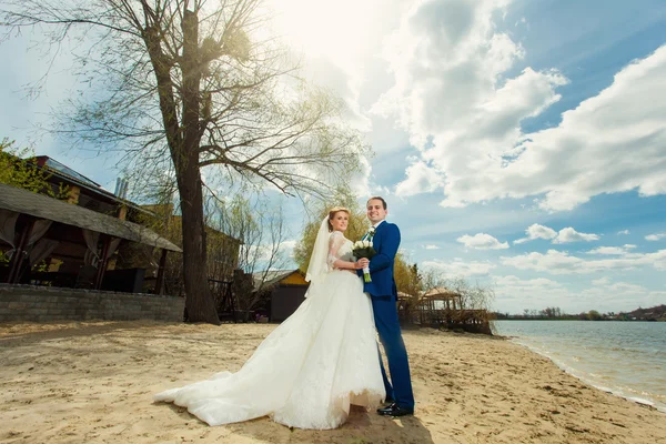 Menyasszony és a vőlegény folyó közelében — Stockfoto