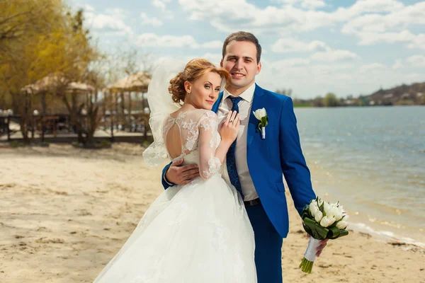 Menyasszony és a vőlegény folyó közelében — Stockfoto