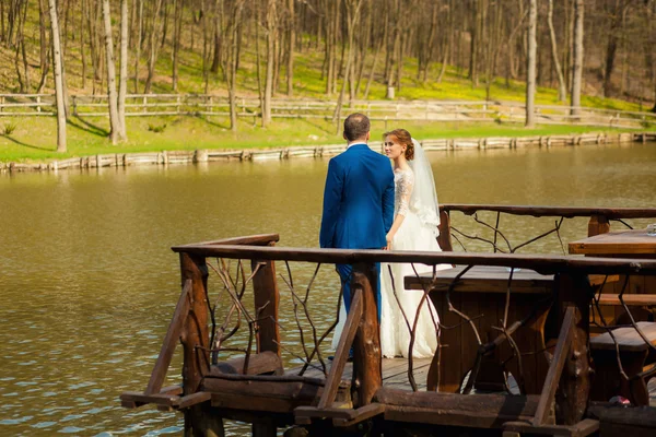 Noiva e noivo perto de grande lago — Fotografia de Stock