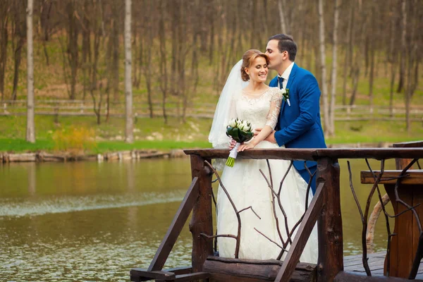 Noiva e noivo perto de grande lago — Fotografia de Stock