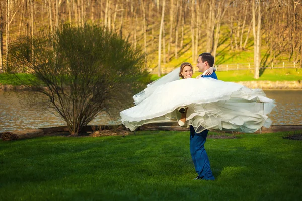 Sonbahar orman ve gelinle damat. — Stok fotoğraf