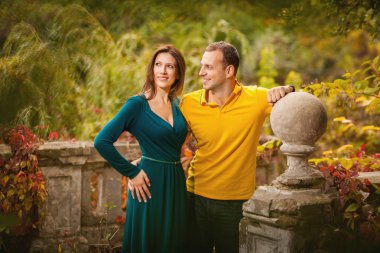 Çift, antik yer ve sonbahar