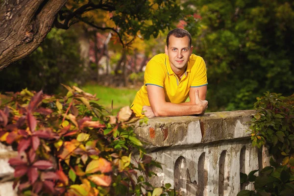 Homme dans la forêt d'automne — Photo