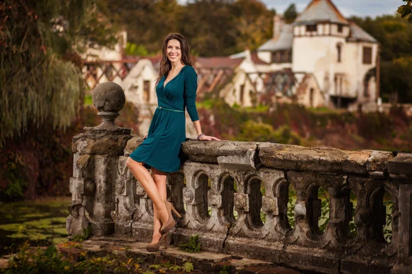 Mulher de beleza perto do castelo — Fotografia de Stock