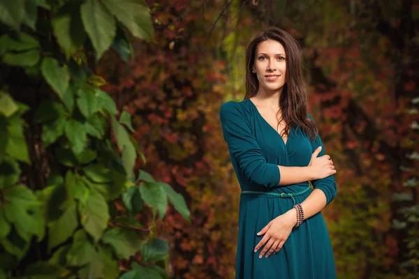 Mujer de belleza en bosque de otoño —  Fotos de Stock