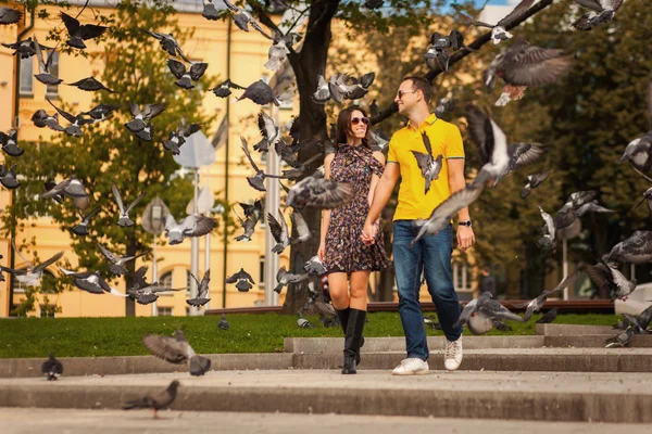 Couple in park with doves — Stock Photo, Image