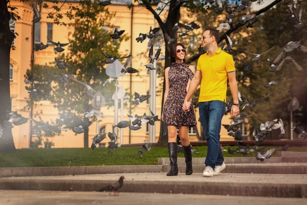 Couple in park with doves — Stock Photo, Image