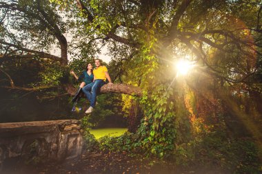 Ormanda aşık bir çift.