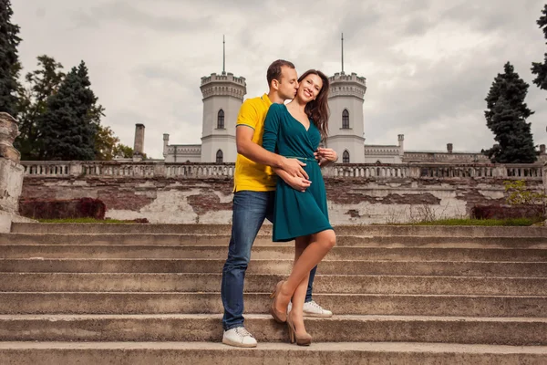 Couple and old castle — Stock Photo, Image