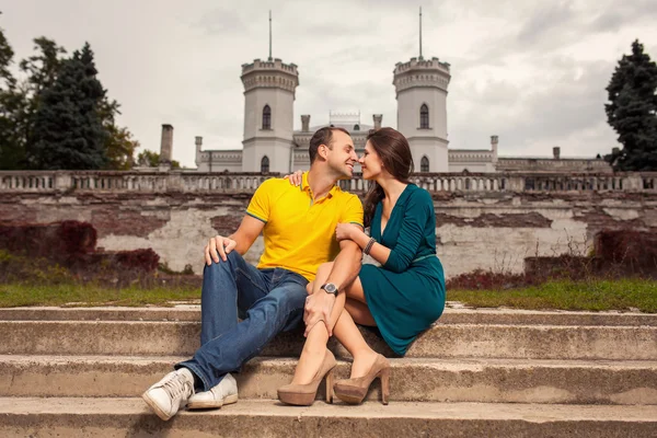 Couple and old castle — Stock Photo, Image