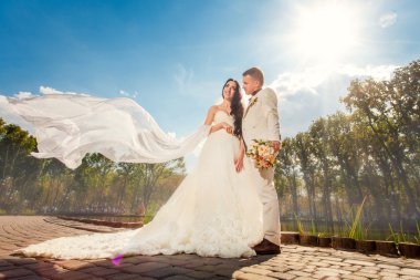 Parkta evlenen çift.