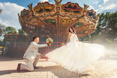 Parkta evlenen çift.