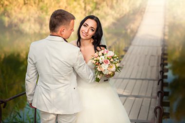 Parkta evlenen çift.