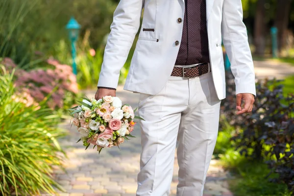 Buon sposo con bouquet — Foto Stock
