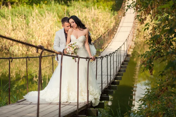 Casamento casal na ponte — Fotografia de Stock