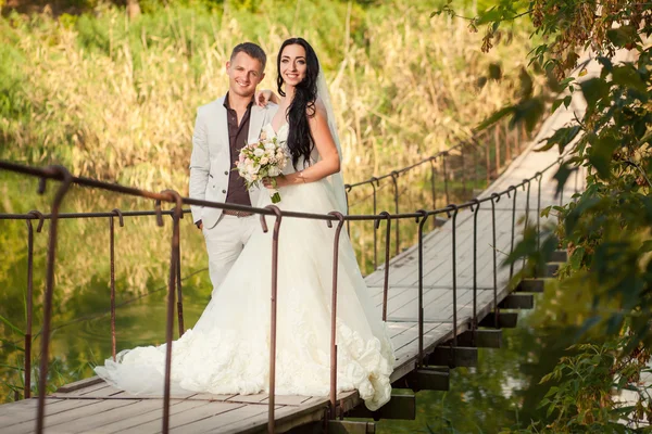 Pareja de boda en puente — Foto de Stock