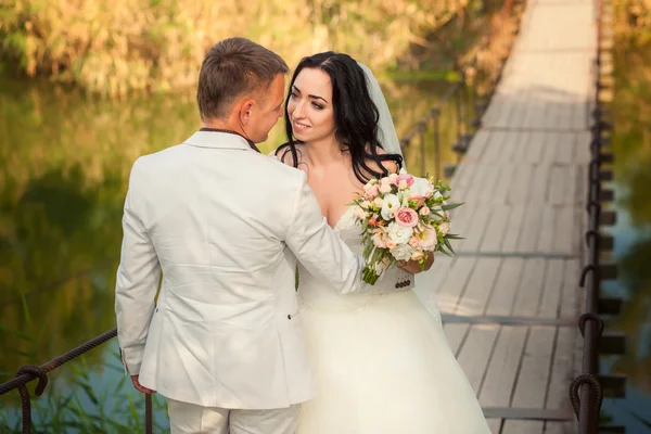 Svatební pár v parku — Stock fotografie