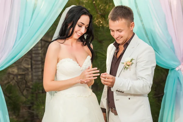 Nevěsta a ženich nosí prsteny — Stock fotografie