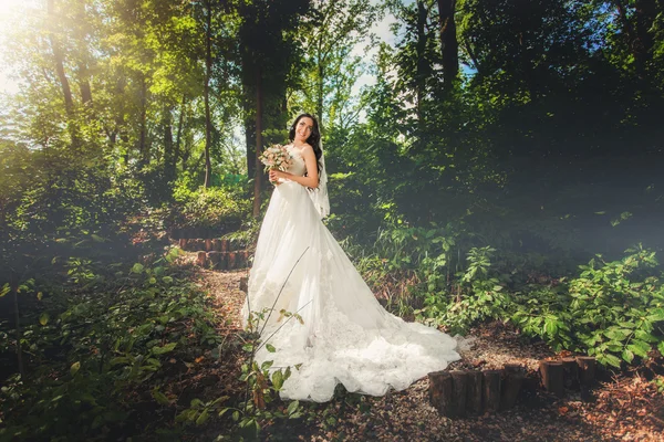Sposa in abito da sposa nella foresta — Foto Stock