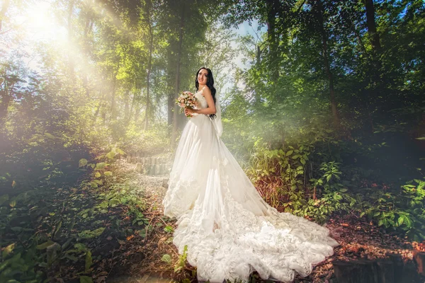 Mariée en robe de mariée en forêt — Photo