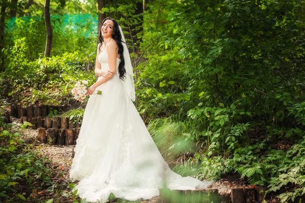 Noiva em vestido de noiva na floresta — Fotografia de Stock