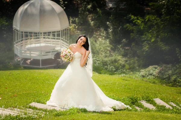 Novia en vestido de novia en el parque —  Fotos de Stock