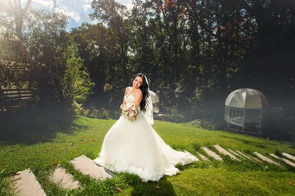 Noiva em vestido de noiva no parque — Fotografia de Stock